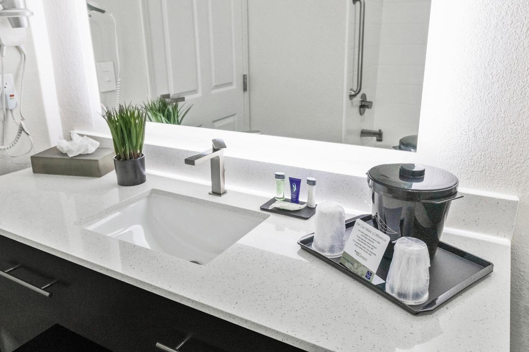 Suburban Studios By Choice Hotels - Award Winning - New 2024 - Walk To Eateries & Grocery - Ultra Sparkling - Garden Rooms - Designer Lighting & Right Off I-95 - Proudly An All American Managed Property Brunswick Exteriör bild