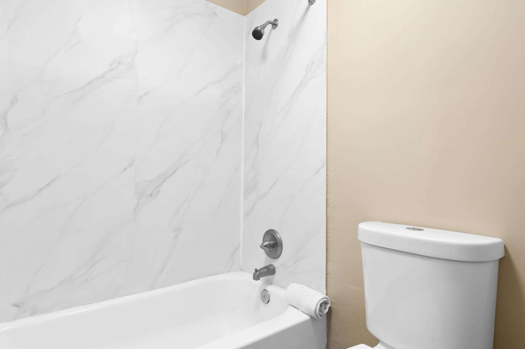 Suburban Studios By Choice Hotels - Award Winning - New 2024 - Walk To Eateries & Grocery - Ultra Sparkling - Garden Rooms - Designer Lighting & Right Off I-95 - Proudly An All American Managed Property Brunswick Exteriör bild