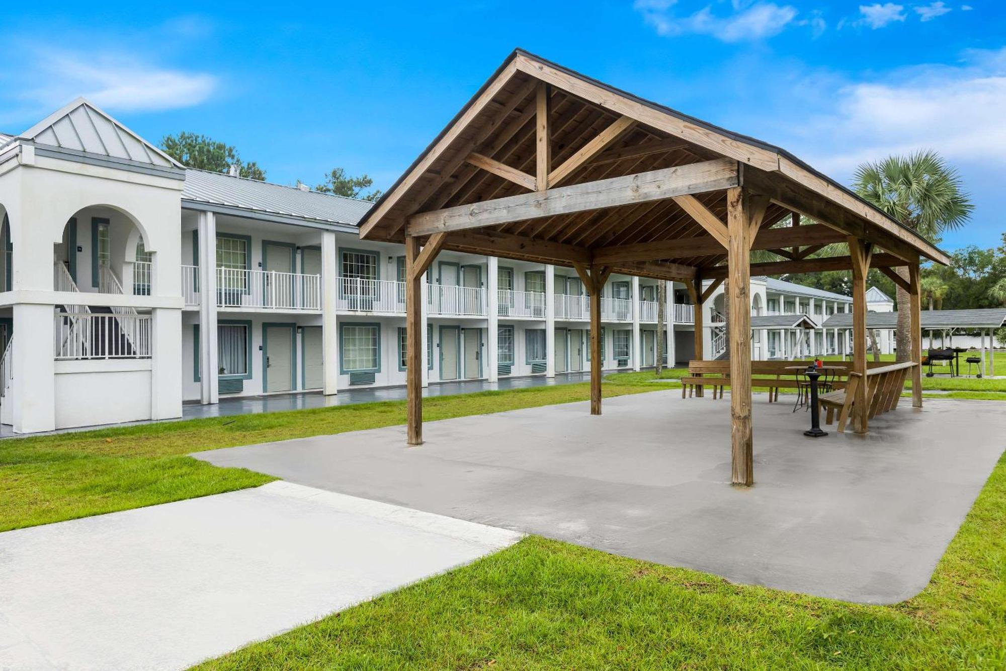 Suburban Studios By Choice Hotels - Award Winning - New 2024 - Walk To Eateries & Grocery - Ultra Sparkling - Garden Rooms - Designer Lighting & Right Off I-95 - Proudly An All American Managed Property Brunswick Exteriör bild