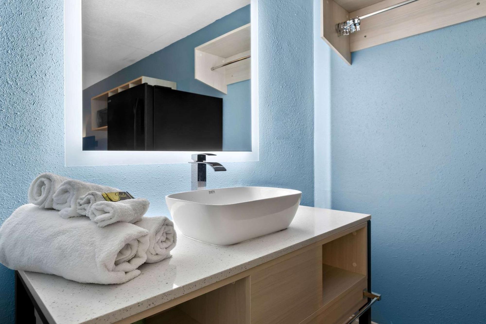 Suburban Studios By Choice Hotels - Award Winning - New 2024 - Walk To Eateries & Grocery - Ultra Sparkling - Garden Rooms - Designer Lighting & Right Off I-95 - Proudly An All American Managed Property Brunswick Exteriör bild